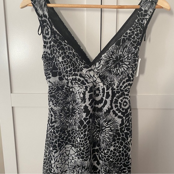 NEW WITH TAGS: H&M Black & White Print Dress - Size 4 - Picture 2 of 3